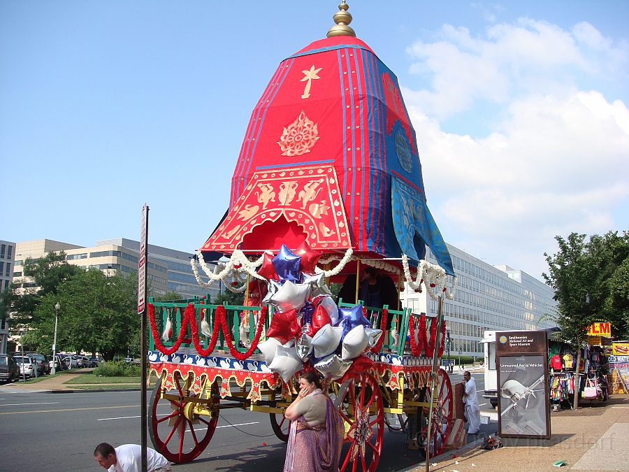 Washington DC [2009 July 04] 001.JPG - Floats getting ready for the Fourth of July parade.